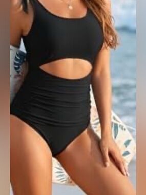 NWT-Large VIMPUNEC Black Cutout 
Slimming full coverage padded adjustable top